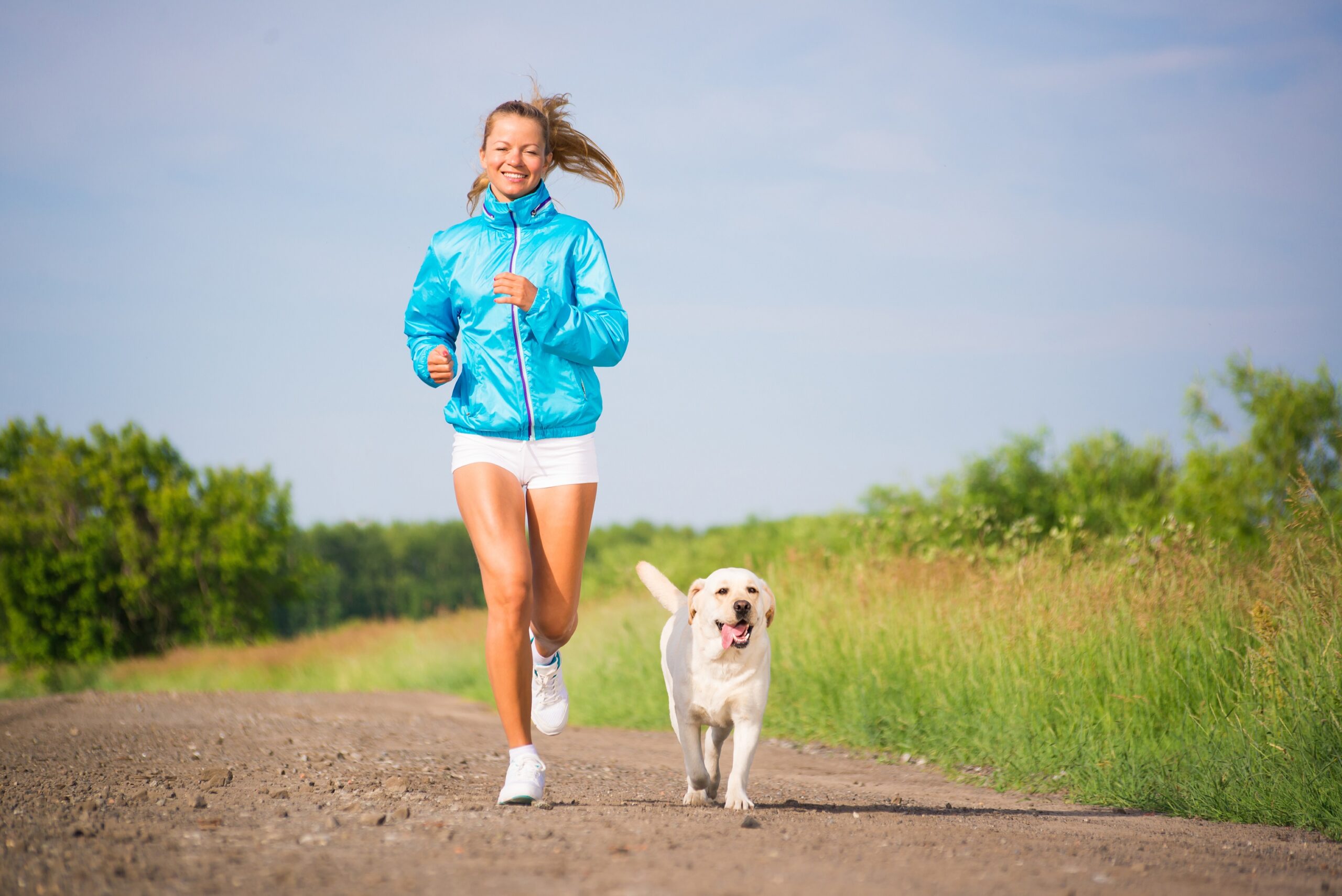 Eine Frau beim Joggen mit Hund