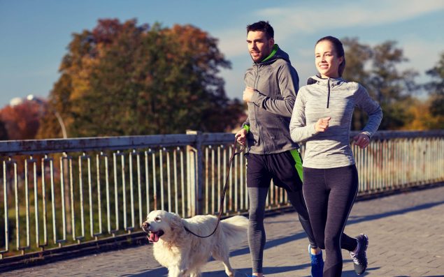 Pärchen-beim-joggen-mit-Hund